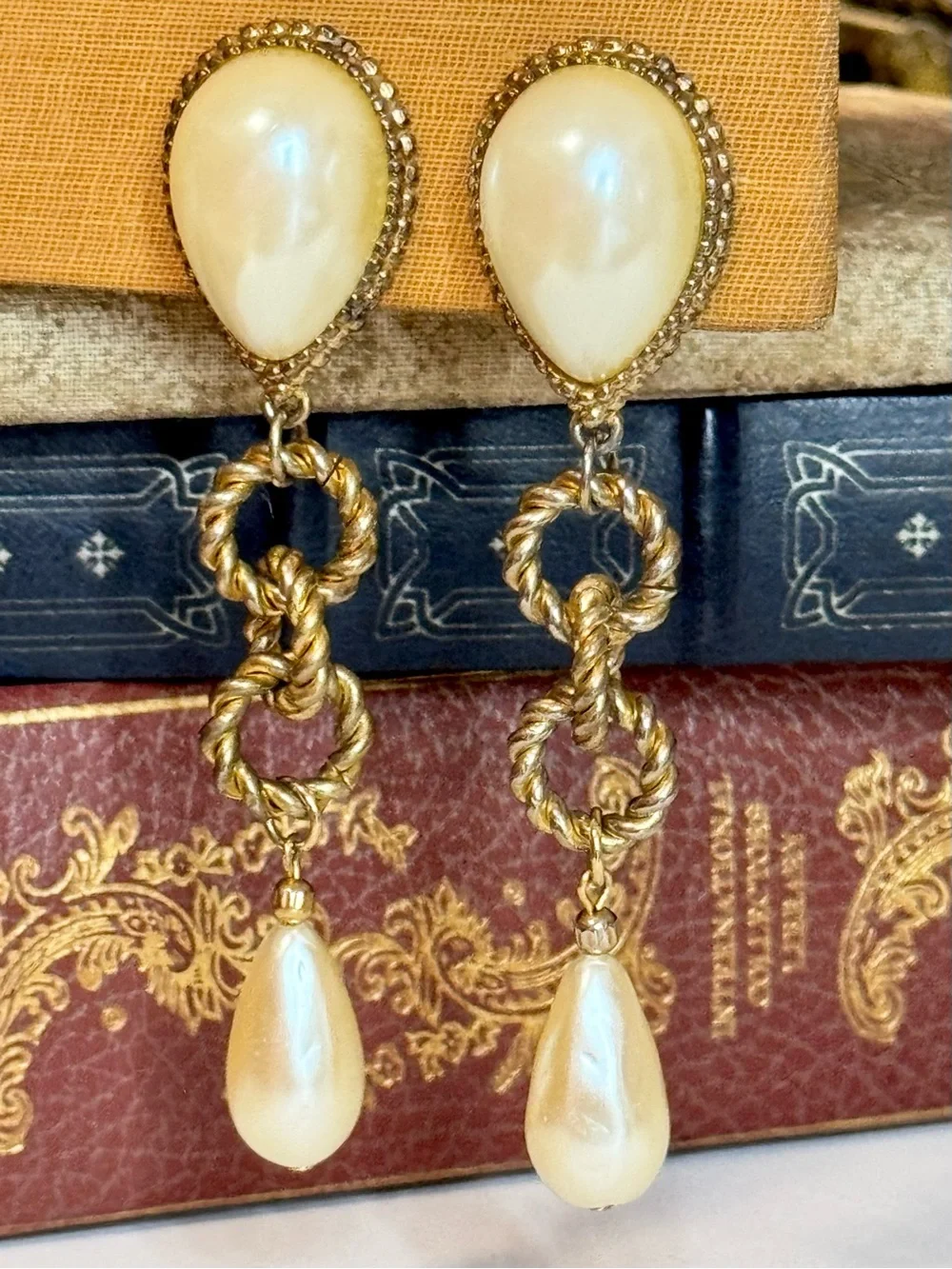 Vintage 80s Ellen Designs Pearl Runway Dangle Clip On Earrings 34.5g